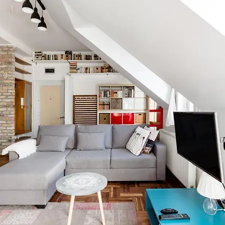Relax Into Loft Living At A Light-filled Escape ブダペスト