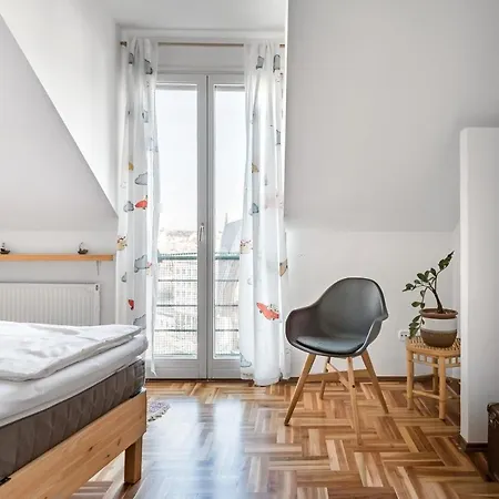 Relax Into Loft Living At A Light-filled Escape Apartament Budapesta