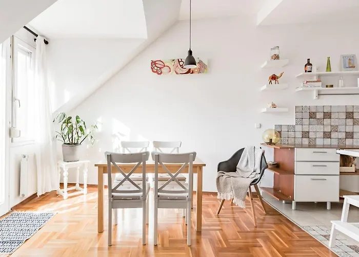 Relax Into Loft Living At A Light-filled Escape Apartmán *